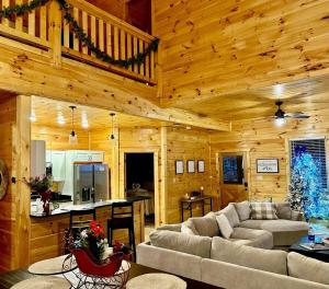 ein großes Wohnzimmer mit Couch und Küche in der Unterkunft Relaxing cabin retreat-pool, hot tub and game room in Sevierville