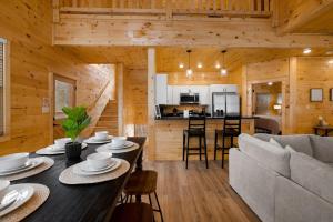 ein Esszimmer und ein Wohnzimmer in einem Blockhaus in der Unterkunft Relaxing cabin retreat-pool, hot tub and game room in Sevierville