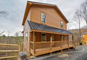 ein großes Holzhaus mit einem Gamer-Dach in der Unterkunft Relaxing cabin retreat-pool, hot tub and game room in Sevierville