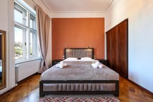 ブラショヴにあるLa Maman- Only self check-inの大きなベッドと大きな窓のある寝室