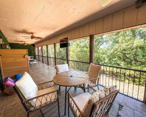 Μπαλκόνι ή βεράντα στο Pinkies Paradise-3bd2basleeps 8pp-lake Ozark