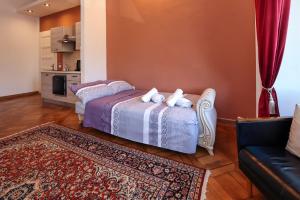 ブラショヴにあるLa Maman- Only self check-inの部屋にベッドとソファがある寝室