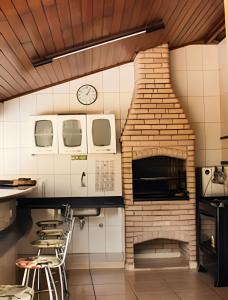 Dapur atau dapur kecil di Casa com piscina no Botânico