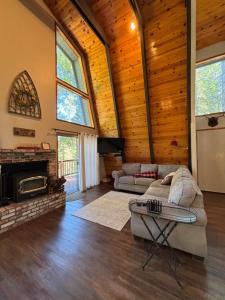 Η κουζίνα ή μικρή κουζίνα στο Summer Escape Chalet with Pool Access in BLS