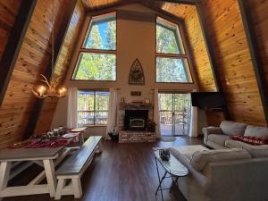 Χώρος καθιστικού στο Summer Escape Chalet with Pool Access in BLS