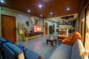 TV a/nebo společenská místnost v ubytování Private Resort in Bulacan with Karaoke and Pool Near Philippine Arena and Manila