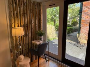 a living room with a glass table and a lamp at Riverside Folly Lodge Apartment, Oxford City Centre in Oxford +15 photos