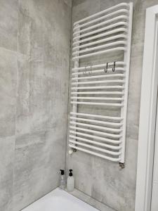 Ένα μπάνιο στο Grey Apartment