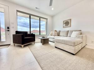 Χώρος καθιστικού στο Fox Hollow Luxury Family townhome near Zion and Bryce Canyon