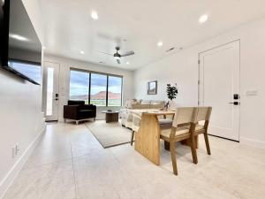 Μια τηλεόραση ή/και κέντρο ψυχαγωγίας στο Fox Hollow Luxury Family townhome near Zion and Bryce Canyon