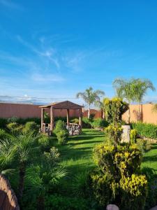 Κήπος έξω από το Maison calm ,avec piscine et jardin