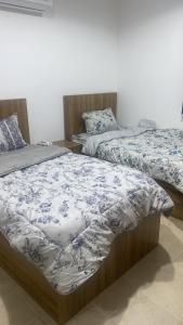 two beds sitting next to each other in a bedroom at الرياض شقه للايجار in Riyadh