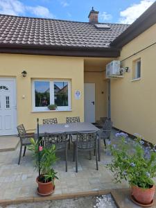 Budova, kde se apartmán nachází + 13 fotografií