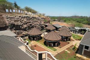 Una vista aérea de una casa con una roca. en Mawimbi Jiko Hotel, en Taveta