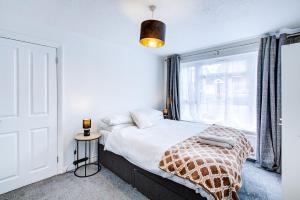 En eller flere senge i et værelse på The Parklane Residence