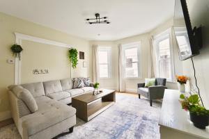 Ruang duduk di Spacious 4BDR 2BA Retreat near T-Station- 5 Mins to Boston