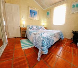 En eller flere senge i et værelse på CoralStone Escape near beach and airport with private garden