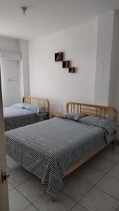 Un pat sau paturi într-o cameră la Coral, habitación de Flor de Lis Beach House