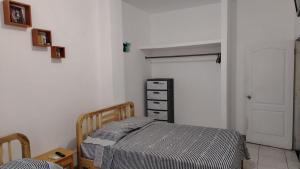 Un pat sau paturi într-o cameră la Coral, habitación de Flor de Lis Beach House