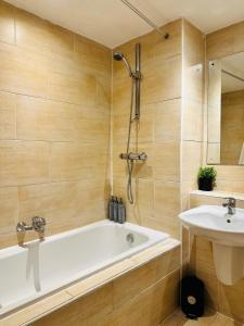 Koupelna v ubytování 2 Bedroom City Centre Apartment Free Secure Parking