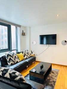 TV a/nebo společenská místnost v ubytování 2 Bedroom City Centre Apartment Free Secure Parking