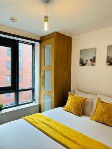 Postel nebo postele na pokoji v ubytování 2 Bedroom City Centre Apartment Free Secure Parking