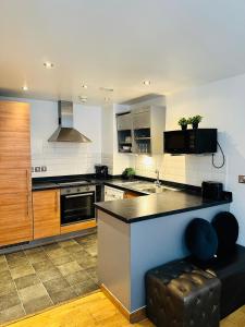 Kuchyň nebo kuchyňský kout v ubytování 2 Bedroom City Centre Apartment Free Secure Parking