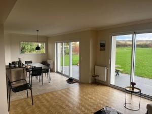 a kitchen and dining room with a table and chairs at Côte d'Opale 8-10 personnes in Audembert