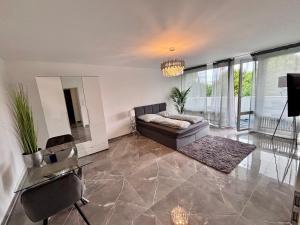 a large living room with a couch and a television at Stylish Luxury Stay Frankfurt Nähe in Im Teller