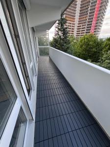 a balcony with a view of a building at Stylish Luxury Stay Frankfurt Nähe in Im Teller