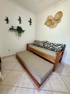 a room with two beds and hats on the wall at Apartamento Ilha Comprida à beira-mar térreo in Ilha Comprida