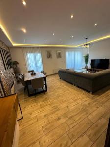 TV a/nebo společenská místnost v ubytování Aix les Bains Bel appartement 3 pièces proche du lac parking privé