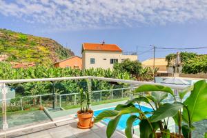 widok z balkonu domu z basenem w obiekcie Casa da Tia Celeste I, a Home in Madeira w mieście Ponta do Sol