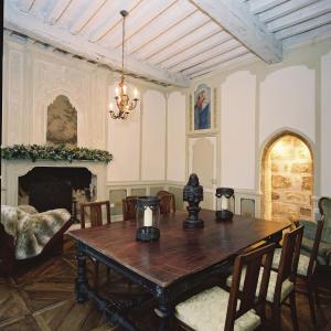 una sala da pranzo con tavolo e camino di Chateau de Lamothe d'Anthe a Tournon-dʼAgenais