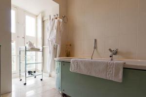 un bagno con vasca e lavandino di Chateau de Lamothe d'Anthe a Tournon-dʼAgenais Altre 34 foto