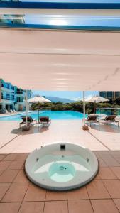 a bath tub in the middle of a swimming pool at Apartamento espectacular Santa Marta in Santa Ana
