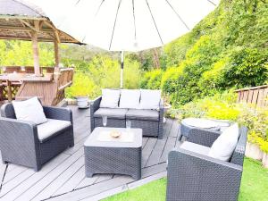a patio with chairs and a table and an umbrella at Coulounieix Resort in Coulounieix-Chamiers