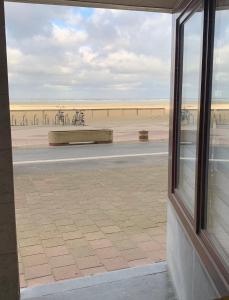 Μπαλκόνι ή βεράντα στο Ruim, open uitzicht, lichtrijk appartement met directe toegang tot het STRAND !