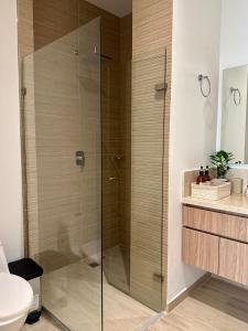 una doccia in vetro in un bagno con lavandino di Luxury Apartment betwen Cartagena and Barranquilla a Juan de Acosta
