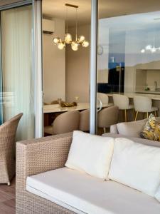un soggiorno con divano e sala da pranzo di Luxury Apartment betwen Cartagena and Barranquilla a Juan de Acosta