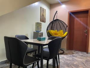 Posezení v ubytování Luxury 4 BR Apt w Parking, Hot tub, Magodo Estate