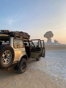 una jeep con le porte aperte nel deserto di Desert Safari Egypt a Mandīshah