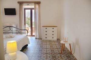 1 dormitorio con cama, mesa y cómoda en Belvedere private luxury beach villa, en Halki