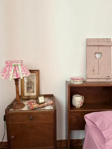 ein Schlafzimmer mit einem Bett und einem Tisch mit einer Lampe in der Unterkunft Vintage Home - bilocale in Salento in San Cassiano