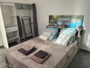 En eller flere senge i et værelse på Chez Lulu - Jolie suite cosy avec kitchenette