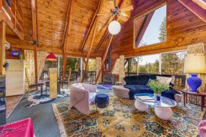 - un salon avec un grand plafond en bois dans l'établissement Sugar Pine Haus- A Frame Cabin w/ Hot Tub, à Yosemite Forks