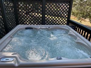 d'un jacuzzi avec de l'eau. dans l'établissement Sugar Pine Haus- A Frame Cabin w/ Hot Tub, à Yosemite Forks