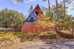 une maison rouge avec un toit à la mansarde dans l'établissement Sugar Pine Haus- A Frame Cabin w/ Hot Tub, à Yosemite Forks