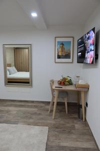 a dining room with a table and a mirror at Casa Nika in Parma