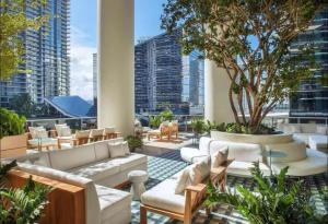 Posezení v ubytování Suite SLS Lux Brickell City Views